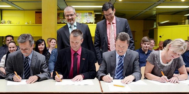 Die Bildungspartnerschaft der GWRS Amstetten-Lonsee mit der Firma Prinzing ist besiegelt (v.l.). Schulamtsdirektor Dr. Anton Haas, Berufsbildungsberater Jörg Schmieder von der Handwerkskammer Ulm, Geschäftsführer Peter Prinzing, Rektorin Claudia Boß. Die Bildungspartnerschaft der GWRS Amstetten-Lonsee mit der Firma Prinzing ist besiegelt (v.l.). Schulamtsdirektor Dr. Anton Haas, Berufsbildungsberater Jörg Schmieder von der Handwerkskammer Ulm, Geschäftsführer Peter Prinzing, Rektorin Claudia Boß.